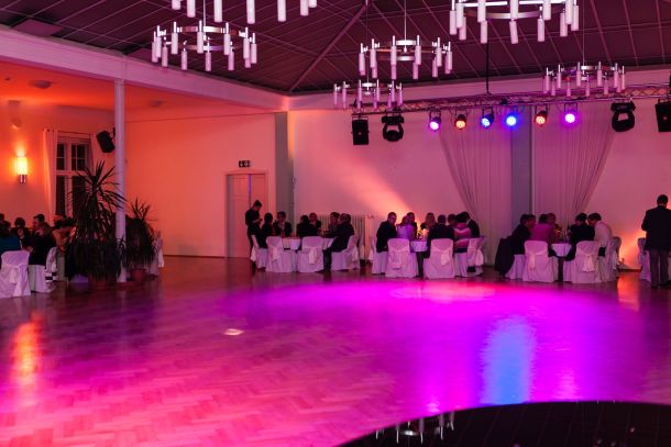 Glassaal - Lichttechnik & Rundtische